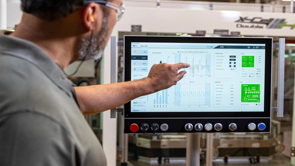 Operatore su pannello industriale per monitoraggio dati macchina